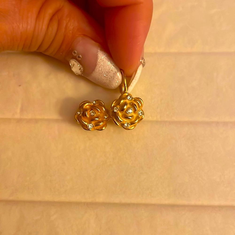 Beautiful flower earrings gold tone